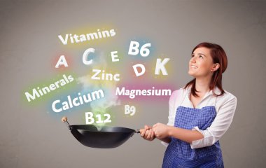 Genç bir kadın vitamin ve mineral pişiriyor.