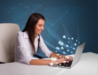 dest oturmuş ve ileti ICO ile laptop tipik genç bayan