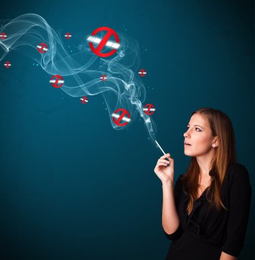 Sigara içmeyen tehlikeli sigara içen genç bir kadın.