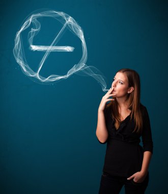 Sigara içmeyen sağlıksız sigara içen genç bayan.