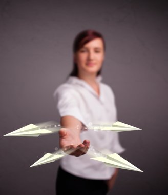 Origami uçaklarını fırlatan güzel bayan.