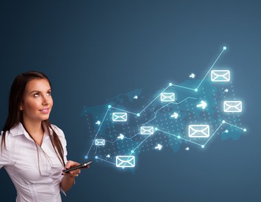 Elinde ok ve mesaj simgeleri olan bir telefon tutan genç bayan.