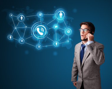 Genç çocuk sosyal ağ simgeleriyle telefon görüşmesi yapıyor