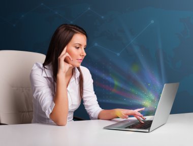 masada oturan ve abstra ile laptop tipik güzel kadın