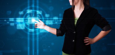 Kadın, modern düğmelere basıyor.