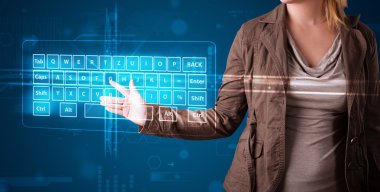 Sanal klavye tipine basan kız