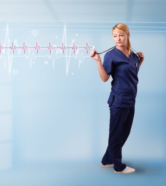Güzel doktor kırmızı nabız ve kalp atışlarını dinliyor.