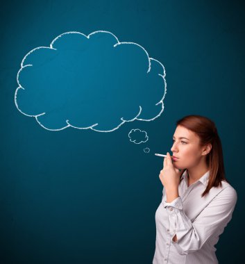 Fikir bulutuyla sigara içen güzel bayan