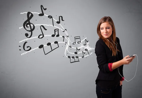 Attraktive junge Frau, die mit musica singt und Musik hört — Stockfoto