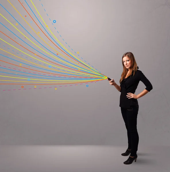 Chica feliz sosteniendo un teléfono con líneas abstractas de colores — Foto de Stock