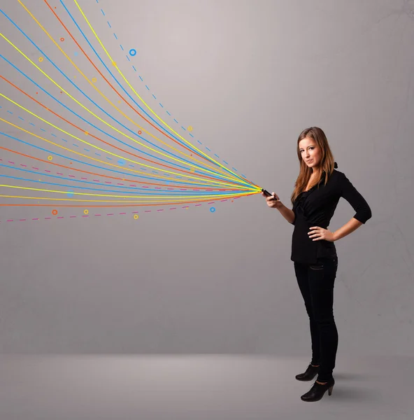 Menina feliz segurando um telefone com linhas abstratas coloridas — Fotografia de Stock