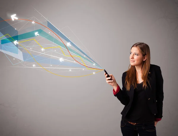 Hübsche junge Frau hält ein Telefon mit bunten abstrakten Linien — Stockfoto