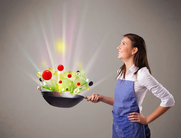 Young woman cooking fresh vegetables — Stock Photo, Image