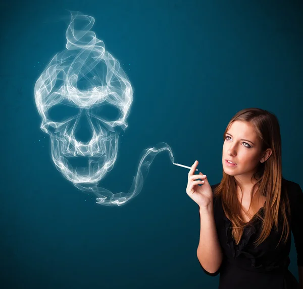 用有毒的骷髅烟抽危险香烟的年轻女子 — 图库照片