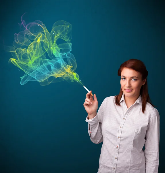 Mooie dame roken sigaret met kleurrijke rook — Stockfoto