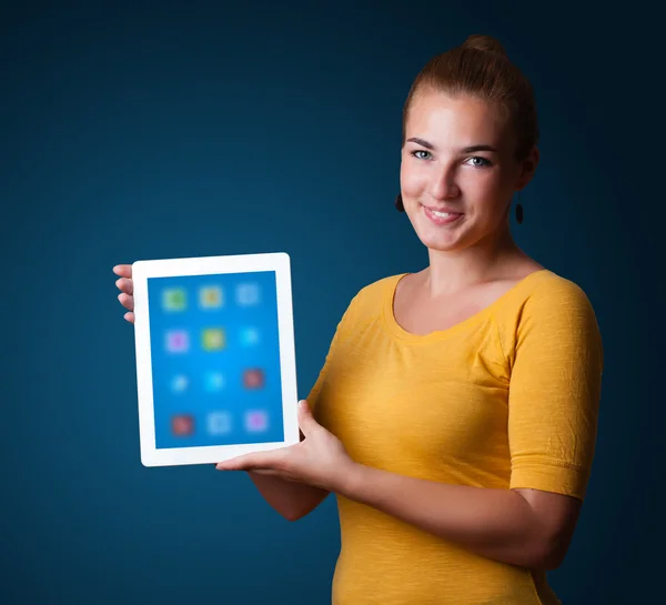 Frau hält modernes Tablet mit bunten Symbolen in der Hand — Stockfoto