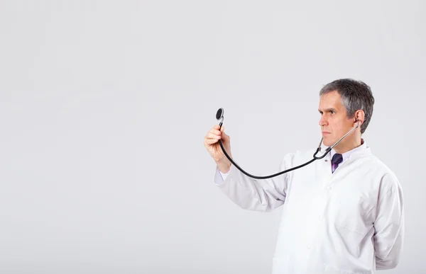 Medico in ascolto di spazio vuoto copia con stetoscopio — Foto Stock