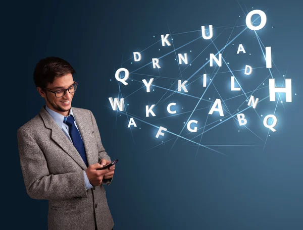 Hombre joven escribiendo en el teléfono inteligente con alta tecnología 3d letras que vienen —  Fotos de Stock