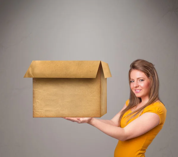 Jonge vrouw met een lege kartonnen doos — Stockfoto