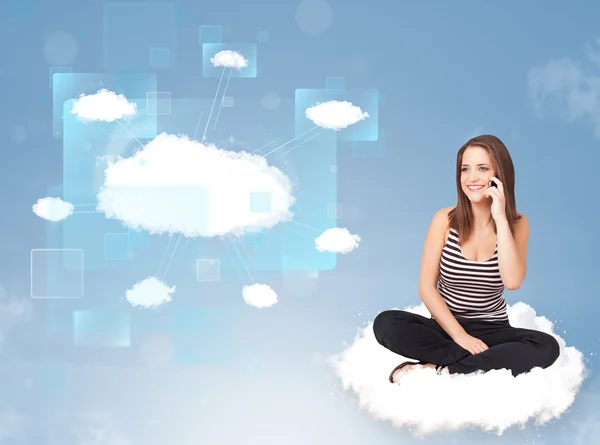 Happy girl op zoek naar moderne cloud netwerk — Stockfoto