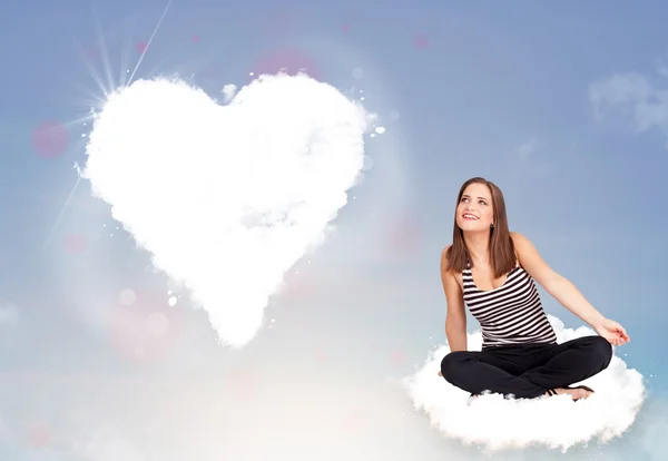 Mooie mooie vrouw zitten op wolk met hart — Stockfoto