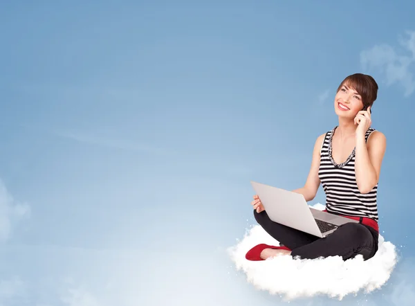 Junge Frau sitzt auf Wolke mit Kopierraum — Stockfoto