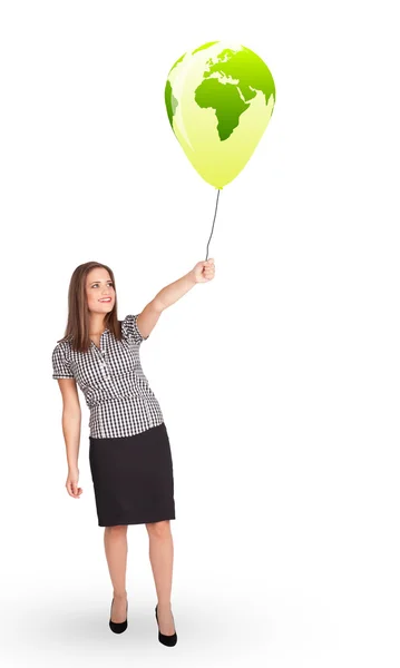 Een vrolijke dame met een groene ballon — Stockfoto