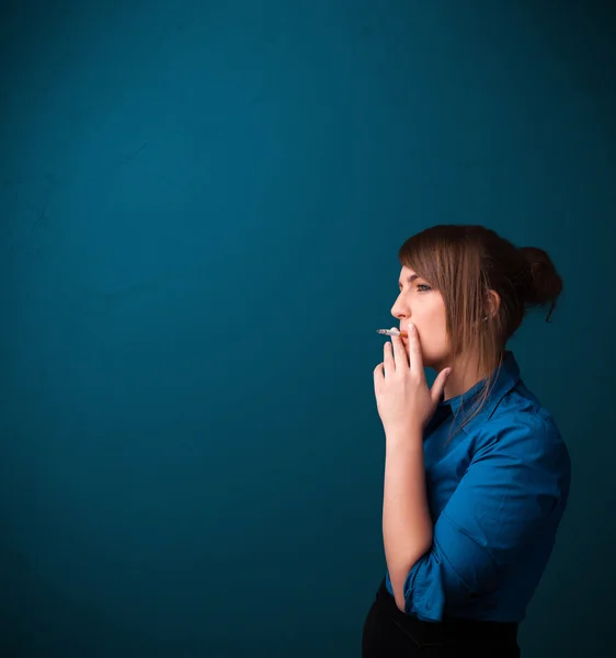 Hermosa mujer fumar cigarrillo vith espacio de copia —  Fotos de Stock