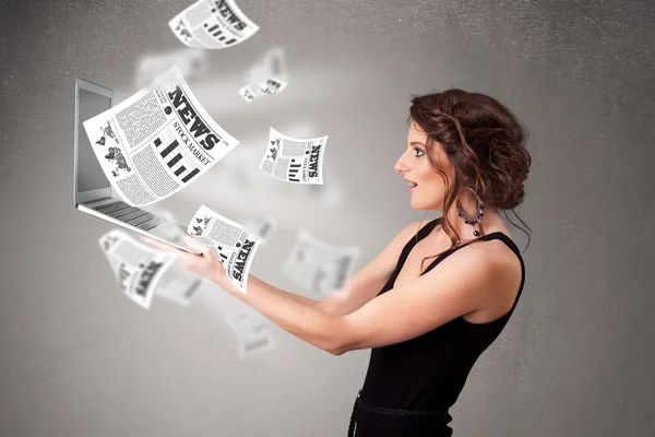 Mujer joven casual sosteniendo el cuaderno y leyendo el explosivo nuevo — Foto de Stock