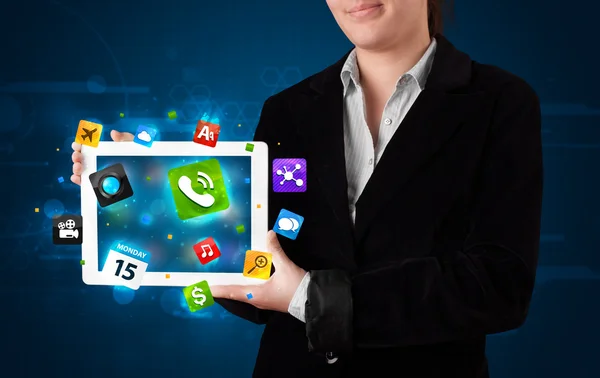 Lady kezében egy tabletta modern színes alkalmazások és ikonok — Stock Fotó