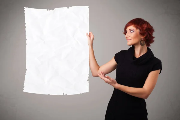 Młoda dziewczyna trzyma pognieciony biały papier przestrzeń kopia — Zdjęcie stockowe