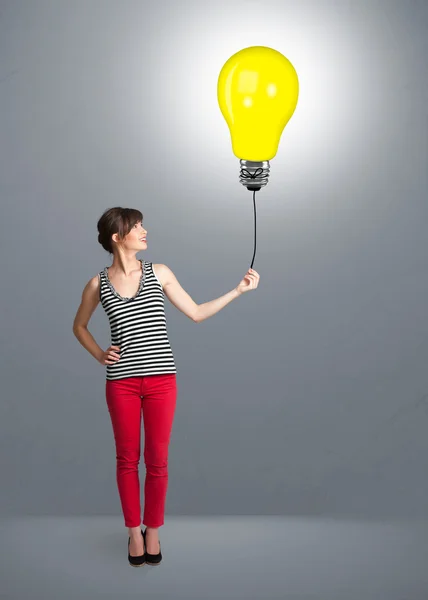 Linda senhora segurando um balão lâmpada — Fotografia de Stock