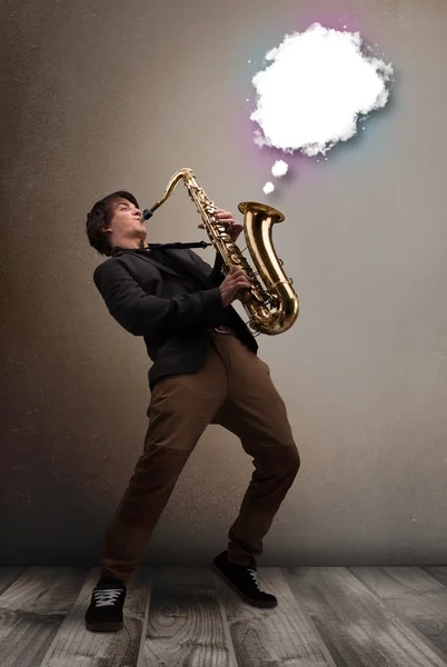 Junger Mann spielt auf Saxofon mit Kopierraum in weißer Wolke — Stockfoto