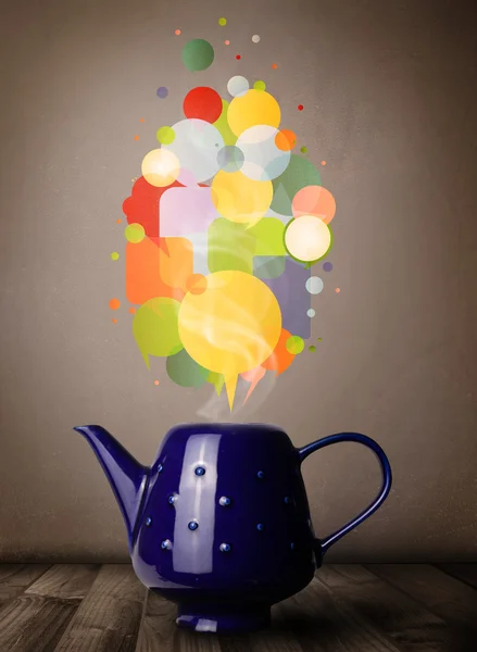 Dzbanek do kawy z kolorowymi bańkami mowy — Zdjęcie stockowe