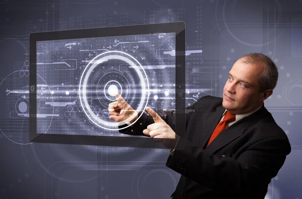 現代のテクノロジータブレットに触れるビジネスマン — ストック写真