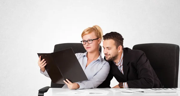 Homme d'affaires et femme d'affaires avec un espace de copie blanc uni — Photo