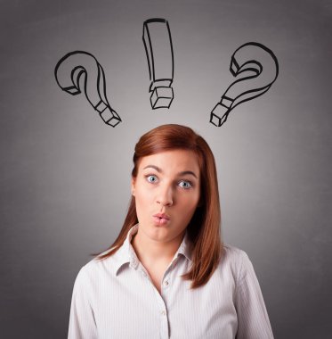 Genç bayan kafasında soru işaretleriyle düşünüyor.