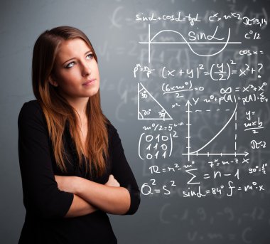 Karmaşık matematiksel işaretleri düşünen güzel bir kız öğrenci.