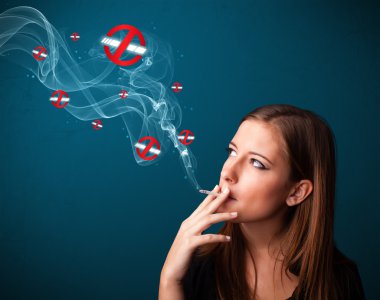 Sigara içmeyen tehlikeli sigara içen genç bir kadın.