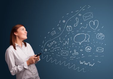 Çeşitli modern teknoloji simgeleriyle akıllı telefonda yazan kız