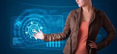 Kadın, modern düğmelere basıyor.