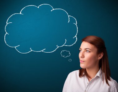 Fikir bulutuyla sigara içen güzel bayan