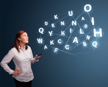 genç kadın smartphone ile yüksek teknoloji 3d harfleri Komisyonunun yazarak