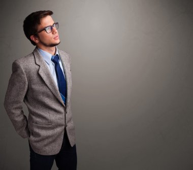 Genç adam boş fotokopi alanı ile düşünüyor