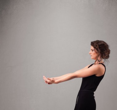 Güzel bir kadın boş bir kopya alanı sunar