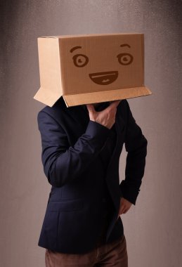 genç adam smiley ile kafasına bir karton kutu ile el hareketi