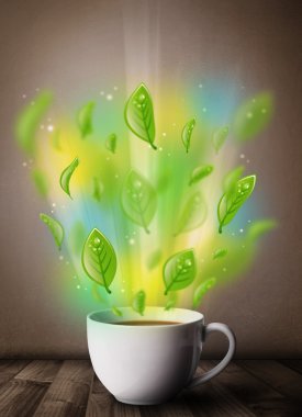 Yapraklı çay fincanı ve renkli soyut ışıklar