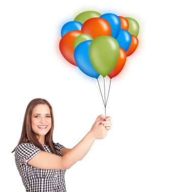 Genç bir kadın elinde renkli balonlar tutuyor.