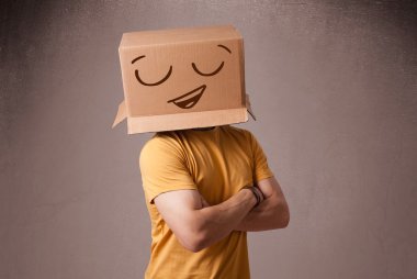 genç adam smiley ile kafasına bir karton kutu ile el hareketi