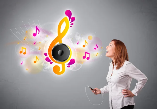 Pretty girl singing and listening to music with musical notes — Stock Photo, Image